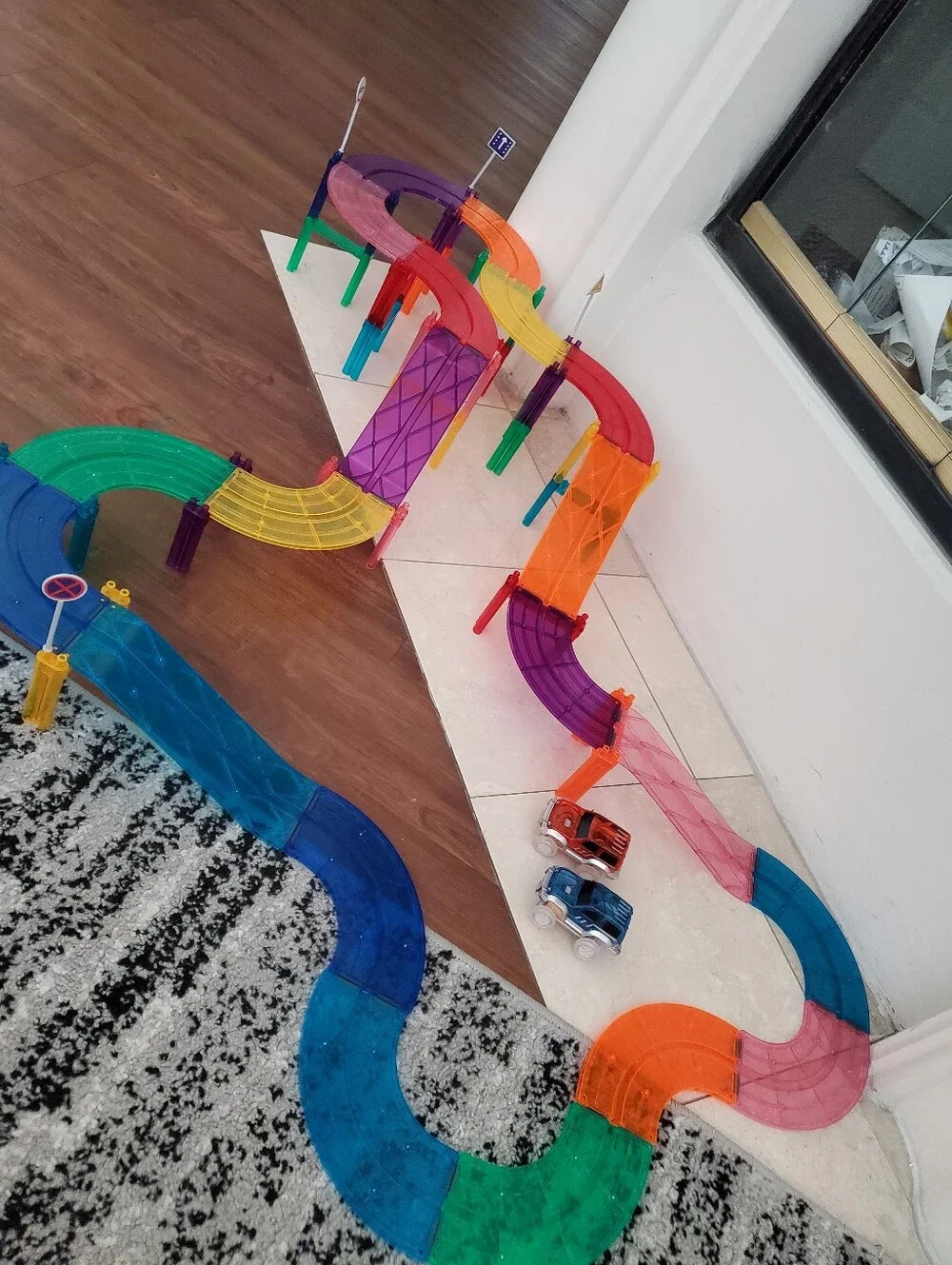 Picasso tiles magnetic racing track set with 2 cars